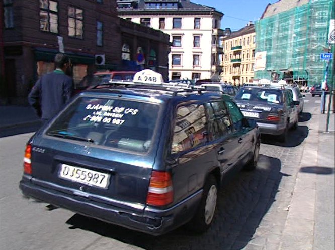 1995 Mercedes-Benz E 220 T [S124]