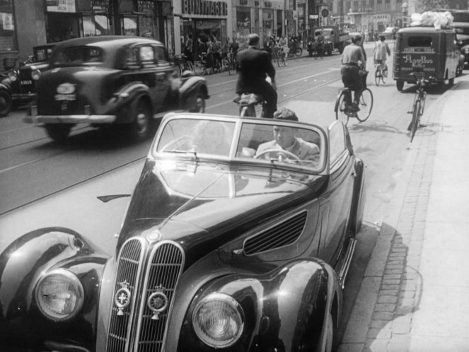 1939 Pontiac De Luxe Touring Sedan [2619]