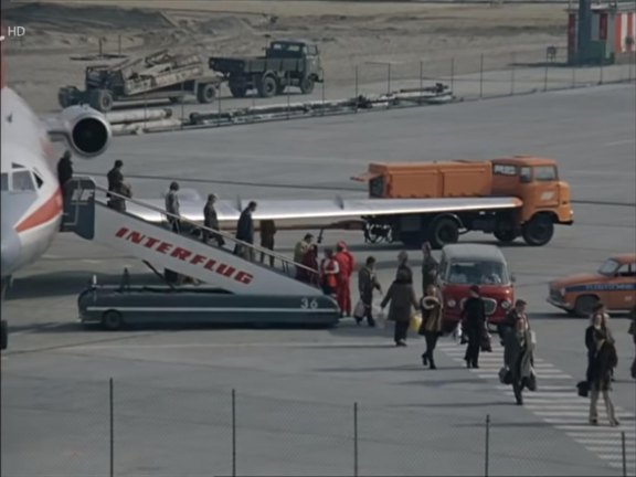 KhAZ SPT-104 Mobile airplane stairs