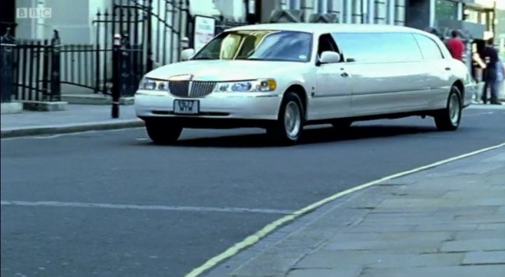 2000 Lincoln Town Car Stretched Limousine [M81]