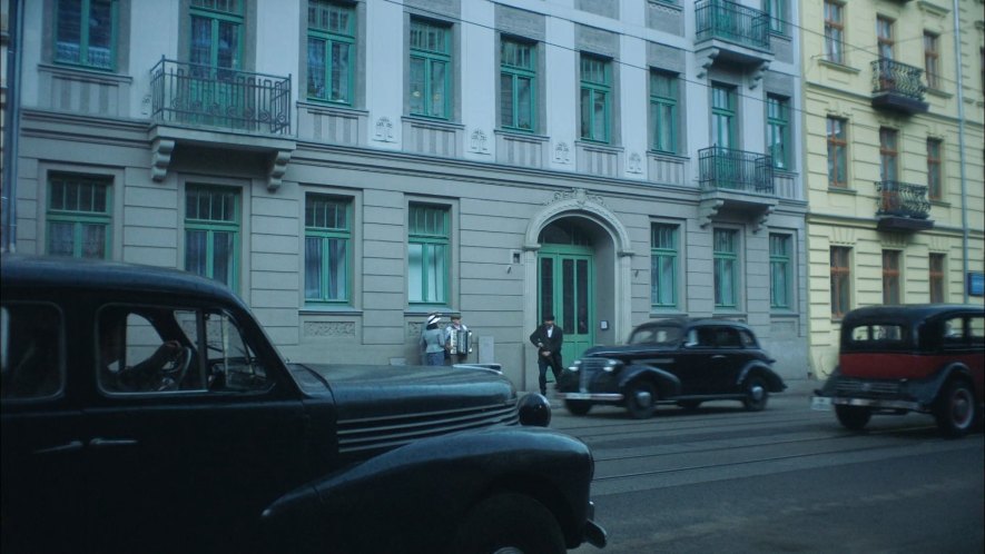 Horch unknown (not red Mercedes, Merc has different rear)