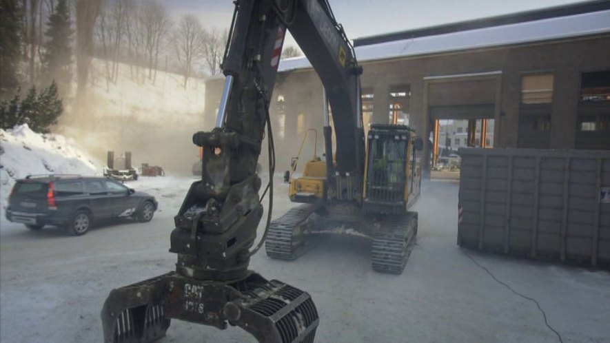 Volvo EC-Series with Caterpillar grapple