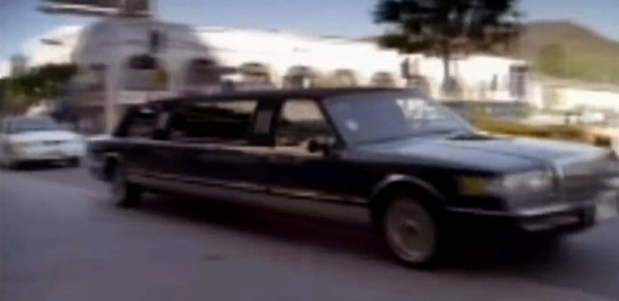 IMCDb.org: 1995 Lincoln Town Car Stretched Limousine in 