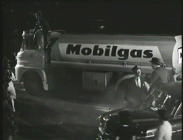 1958 Morris FF 7-Ton K140 - Mobilgas tanker