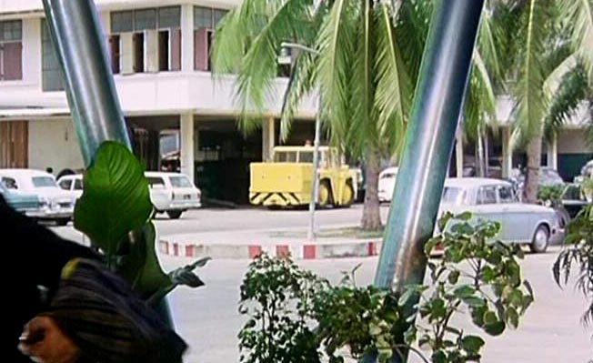 Hough T-300 Aircraft Pushback Tractor